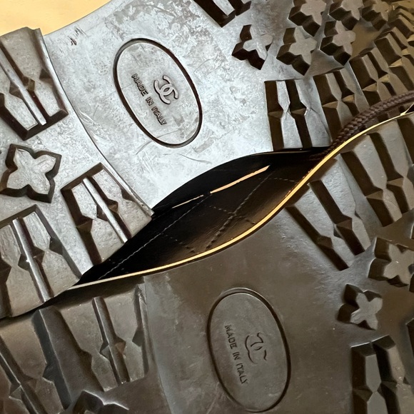 Chanel combat black leather quilted lace up boots - Picture 9 of 11